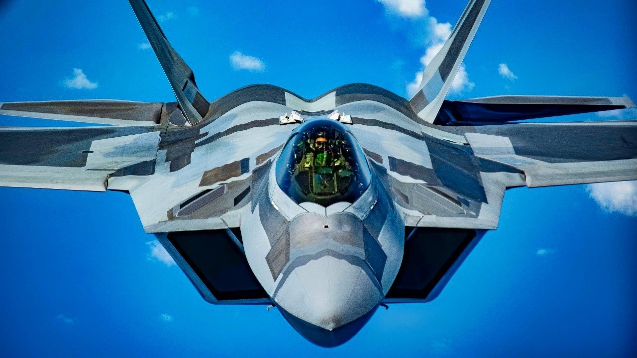 iran-freaked-out:-f-22-raptor-flew-under-iran’s-fighter-jet-‘undetected’