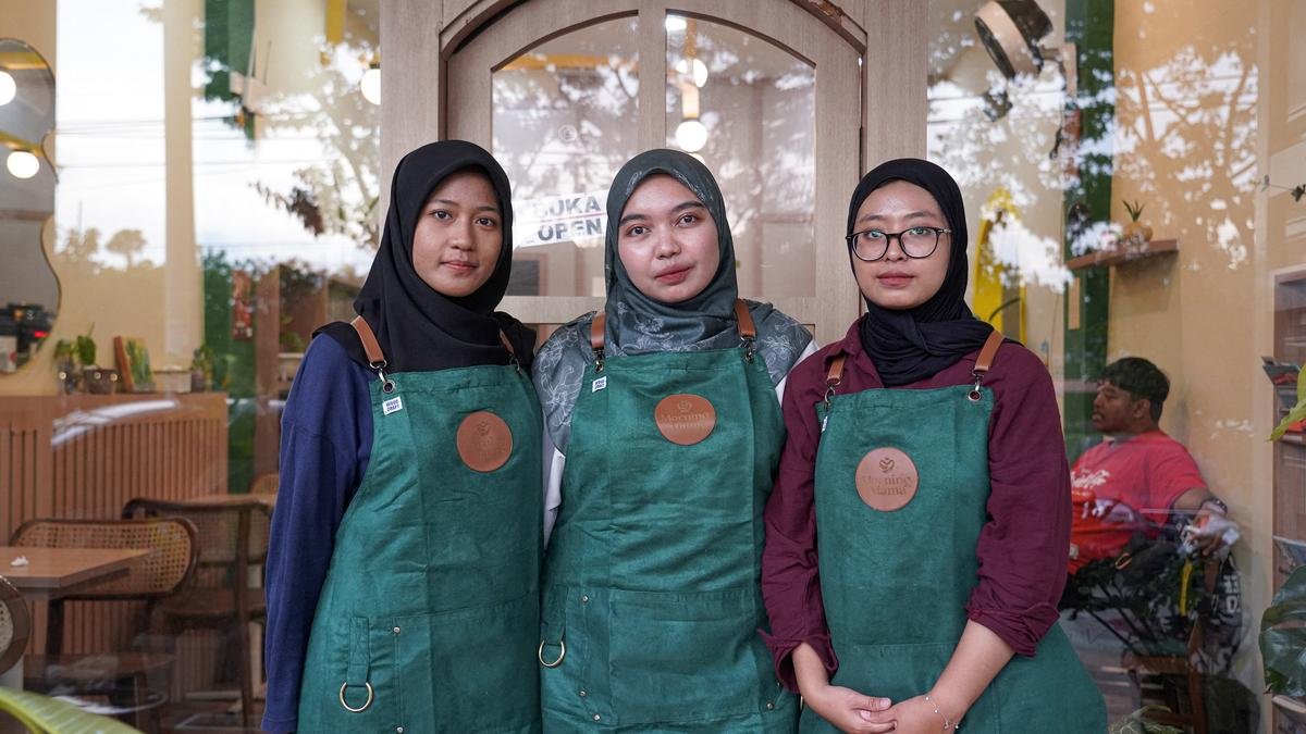 woman-owned-cafe-in-indonesia’s-sharia-stronghold-shakes-stigma