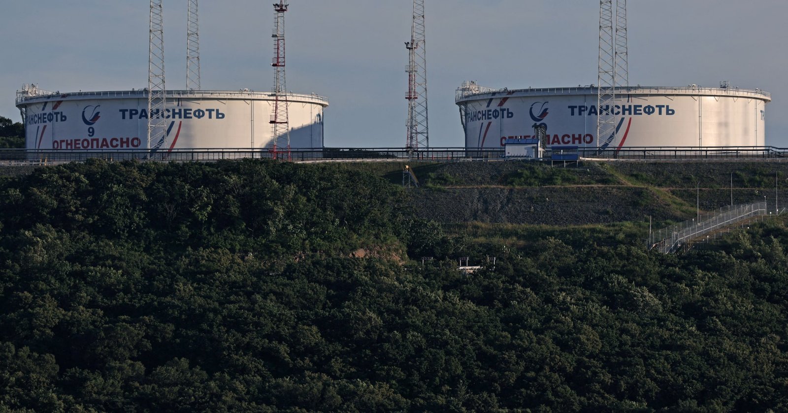 oil-holds-at-2-week-high-as-russia,-iran-tensions-support-prices