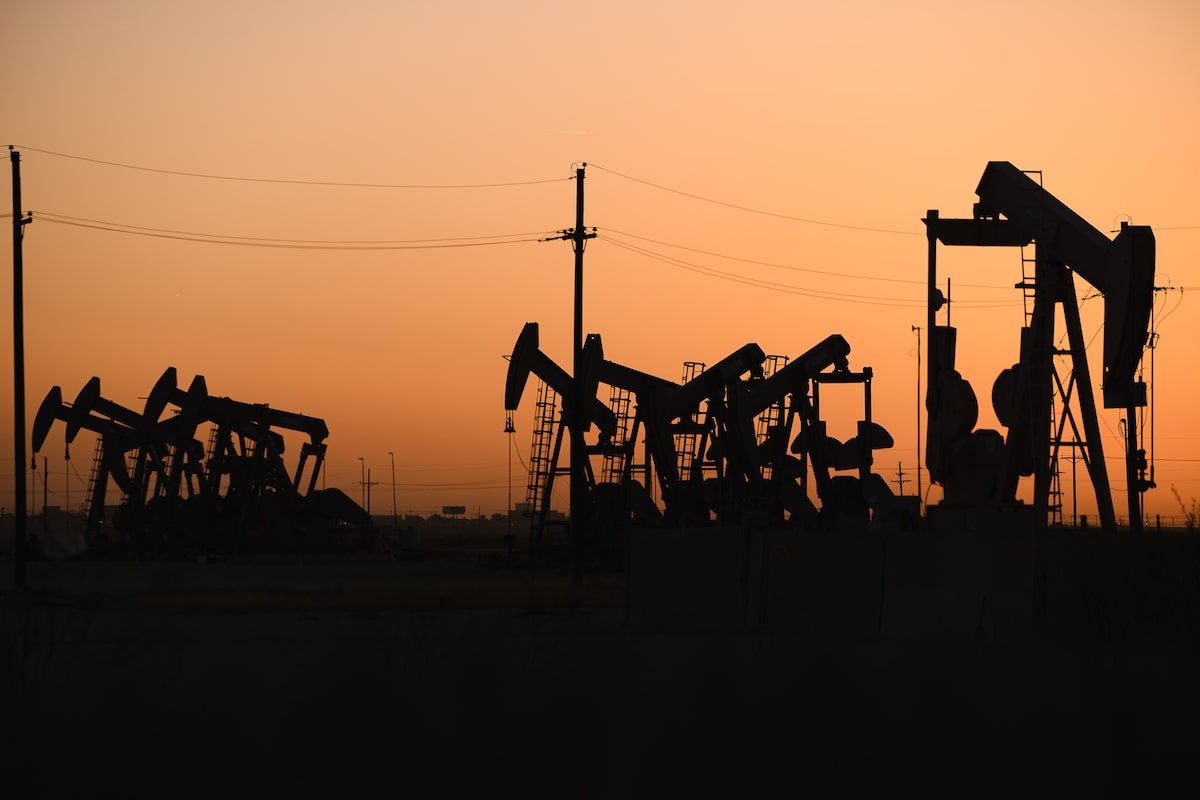 oil-prices-steady-as-tensions-between-western-powers-and-russia,-iran-fuel-supply-fears