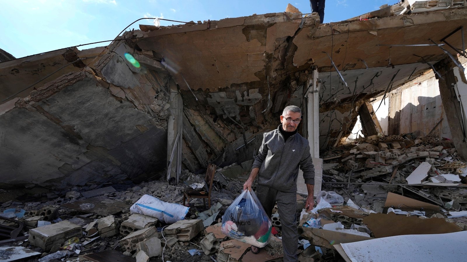 displaced-families-in-lebanon-who-return-home-are-faced-with-piles-of-rubble