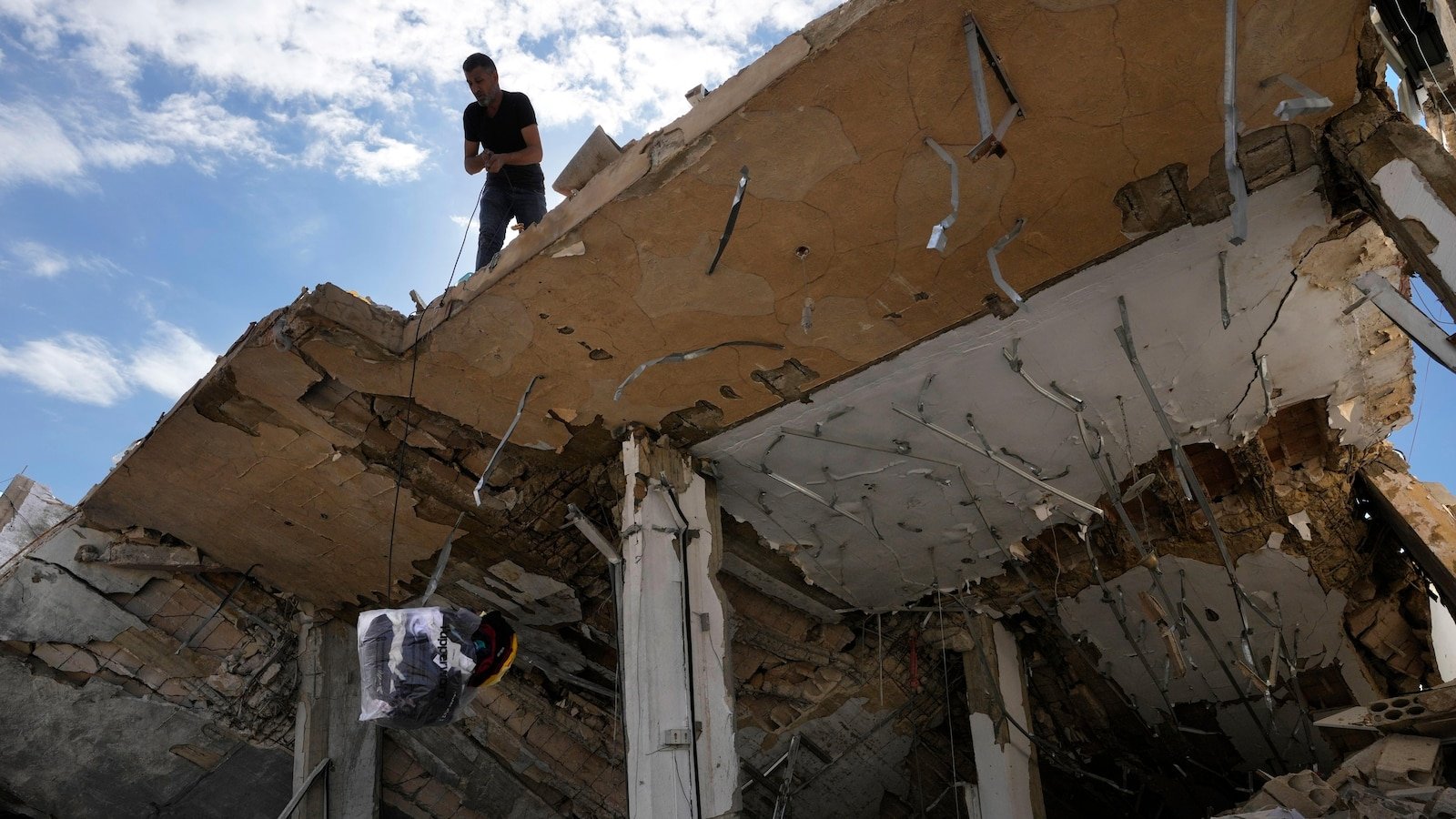 day-2-of-the-israel-hezbollah-ceasefire-sees-israeli-airstrike-on-lebanon-and-scattered-attacks