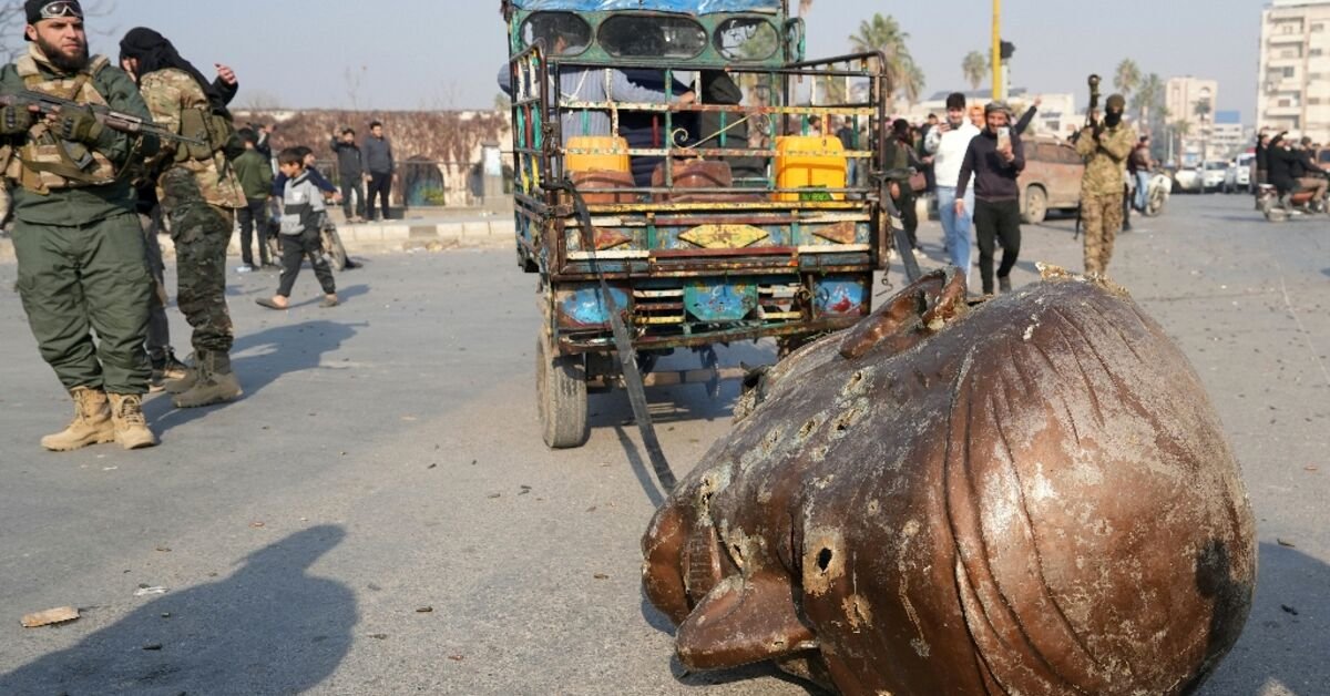 statue-of-former-syrian-president-toppled-in-hama
