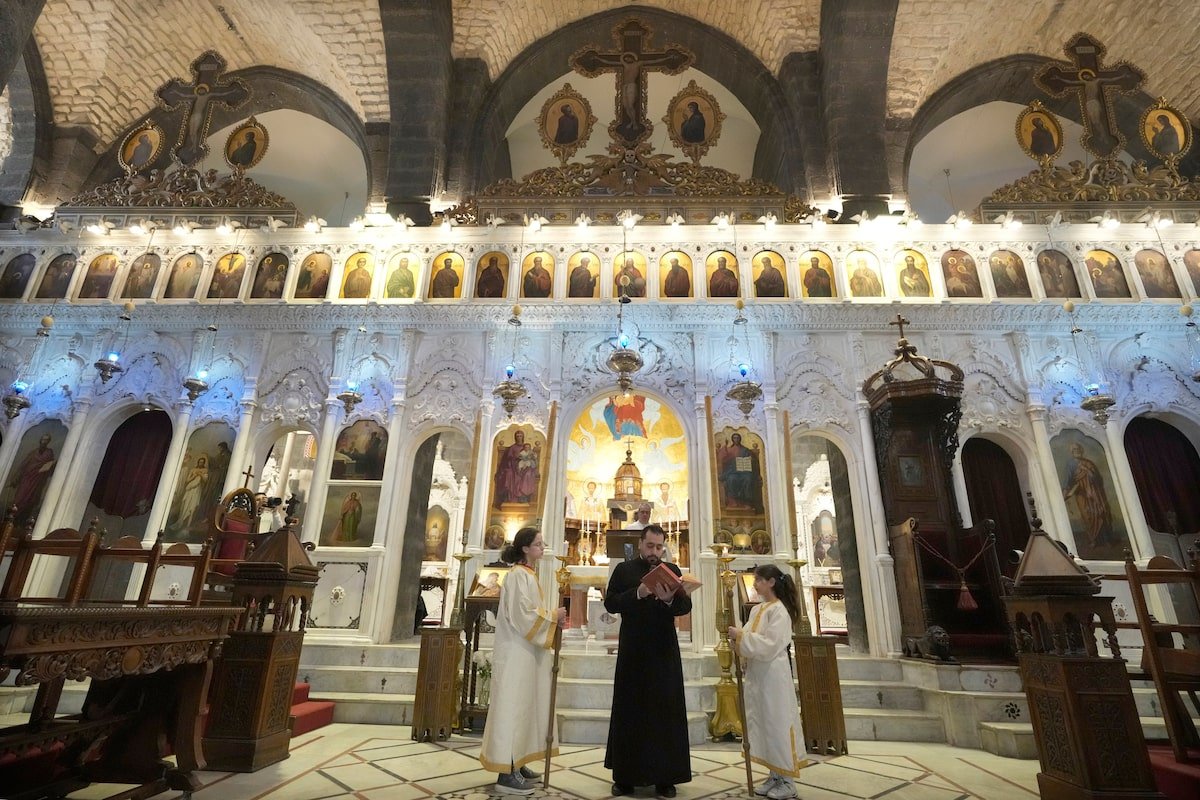 syrian-christians-attend-mass,-schools-reopen-a-week-after-assad’s-overthrow