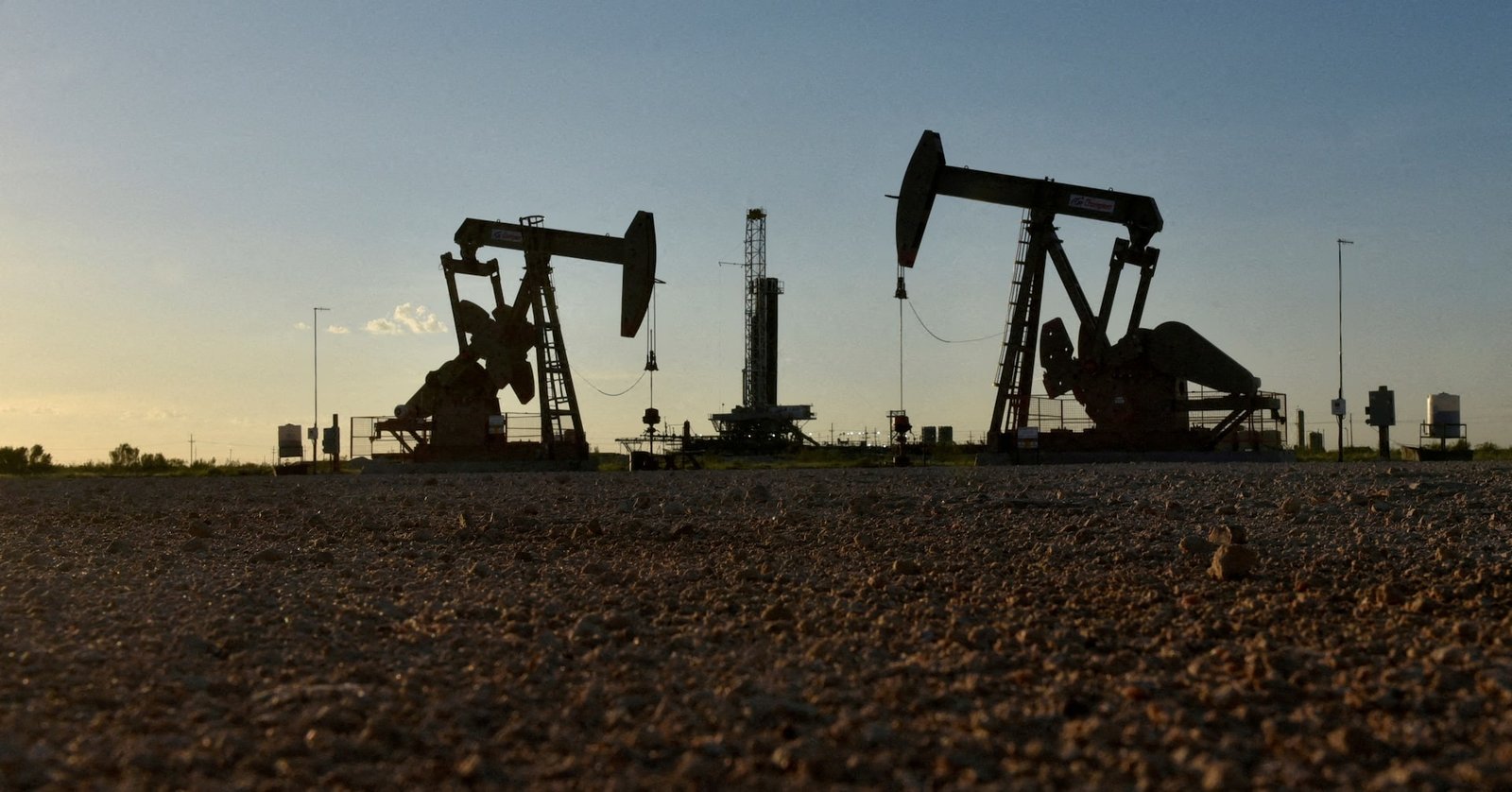oil-eases-from-highest-in-weeks,-investors-eye-fed-rate-cuts