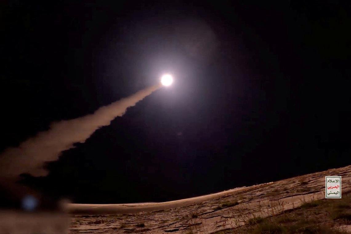 14-lightly-injured-after-yemen-missile-lands-near-tel-aviv