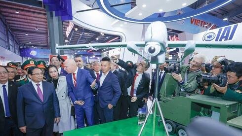 Side-by-side: Israeli and Iranian pavilion stationed next to each other at arms expo