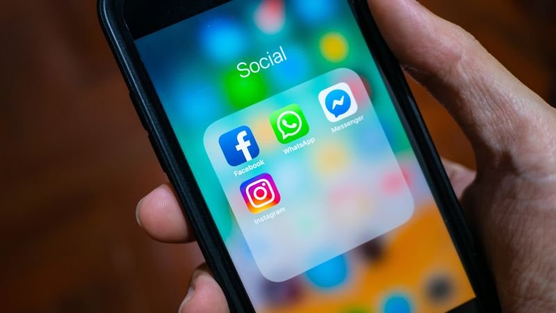 iran-lifts-ban-on-whatsapp-and-google-play,-state-media-says