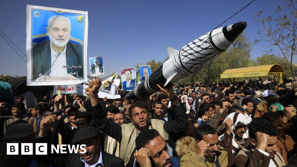 israeli-air-strikes-hit-main-yemen-airport