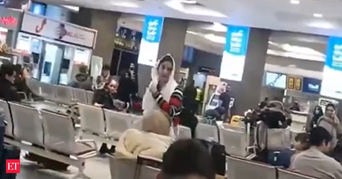 viral-video:-woman-removes-turban-of-cleric-to-use-it-as-hijab