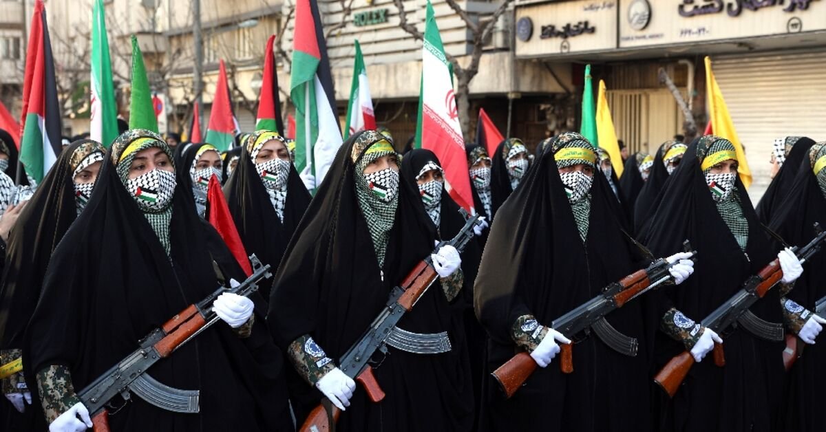 thousands-of-armed-militia-in-iran-march-against-‘threats’