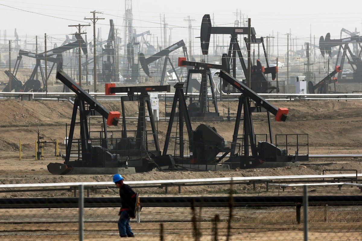 oil-jumps-nearly-3%-on-concerns-over-more-sanctions-on-russia-and-iran
