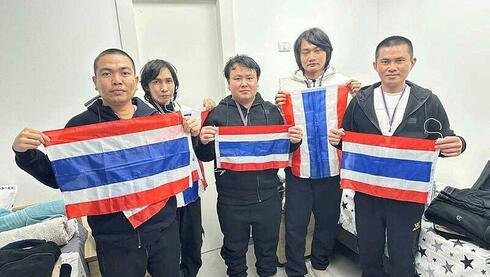 freed-thai-hostages-pose-triumphantly-with-national-flag-at-israeli-hospital