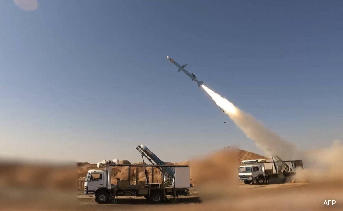with-maximum-range-of-1,056-miles,-iran-unveils-its-new-ballistic-missile