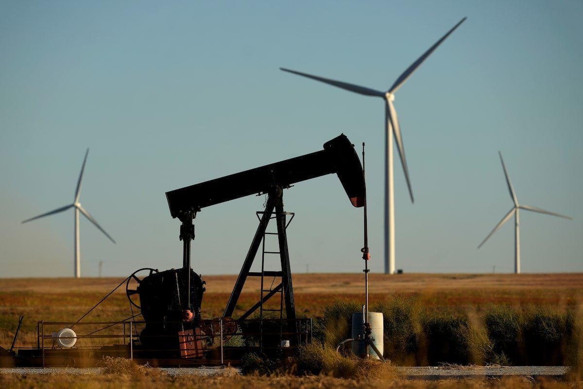 oil-dips-amid-rising-us-crude-inventories,-sino-us.-tariff-war
