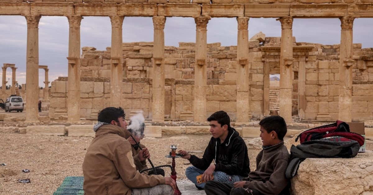 syrians-back-to-famed-palmyra-ruins-scarred-by-is