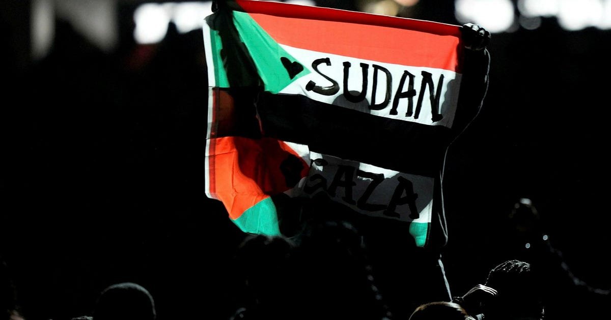 super-bowl-halftime-performer-detained-after-unfurling-sudanese-palestinian-flag