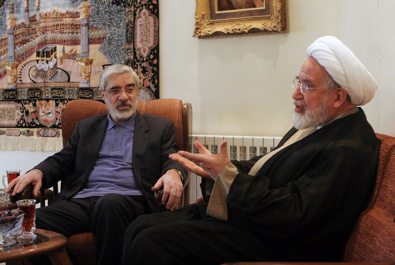 war-veterans-protest-14-years-of-“house-arrest”-in-iran;-dozens-detained