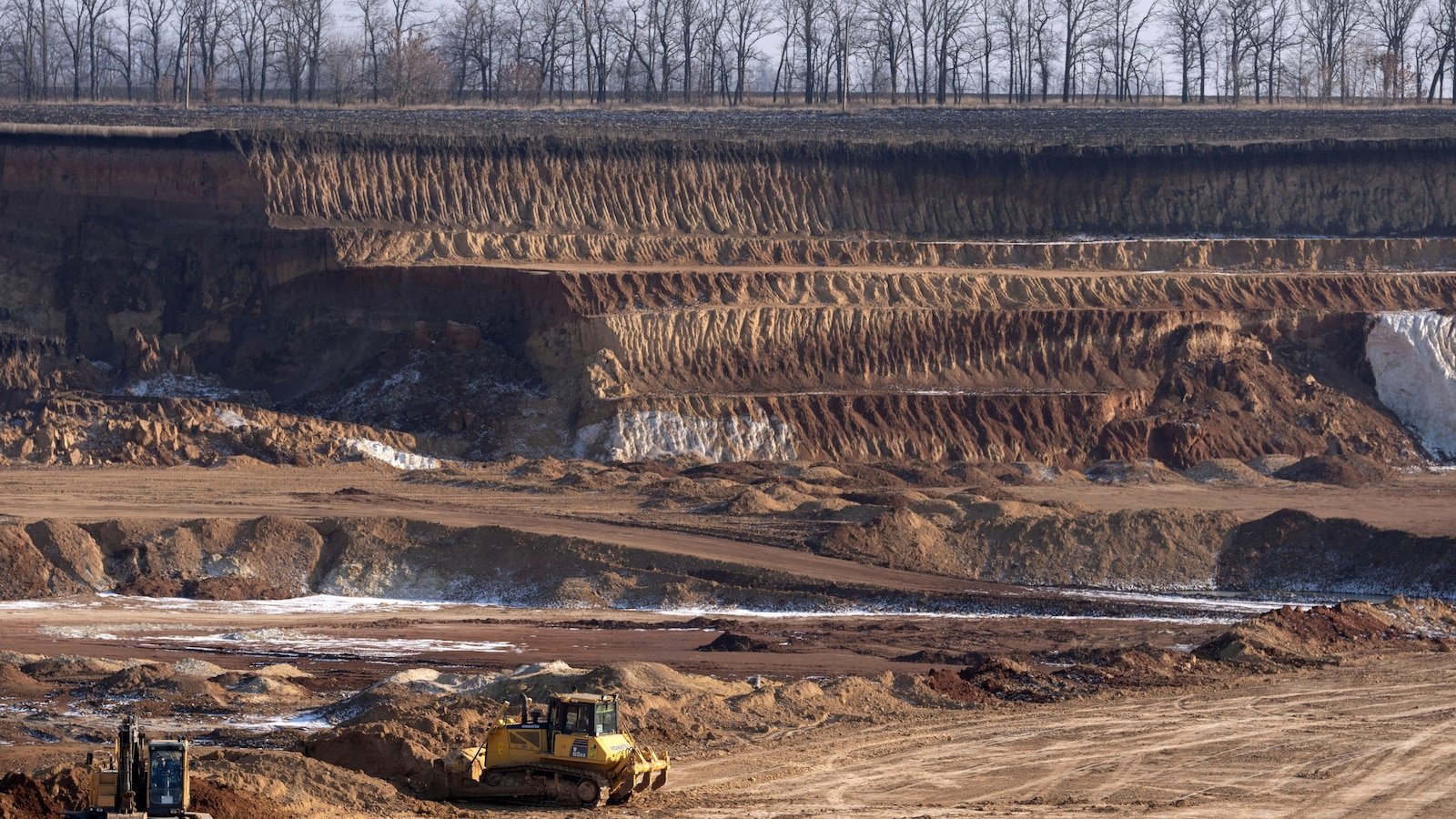 in-ukraine,-a-potential-arms-for-minerals-deal-inspires-hope-and-skepticism