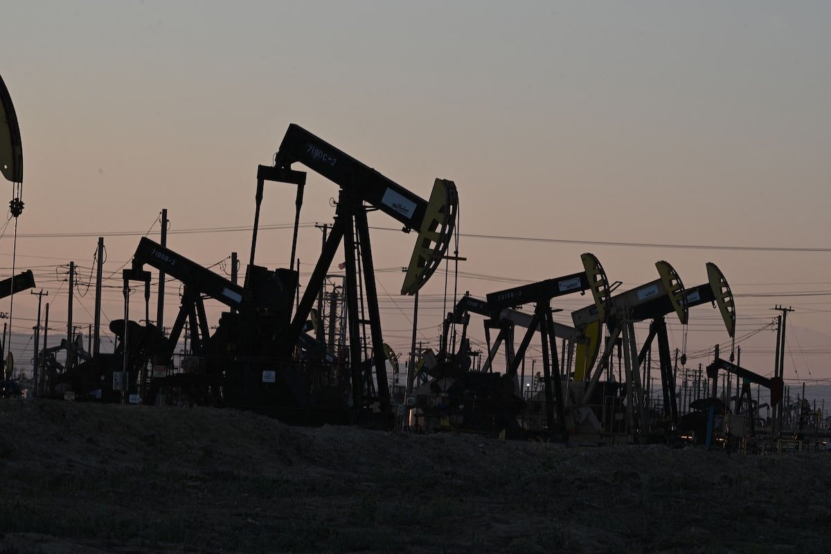 oil-falls,-settles-at-2-month-low-as-us.-fuel-inventories-rise