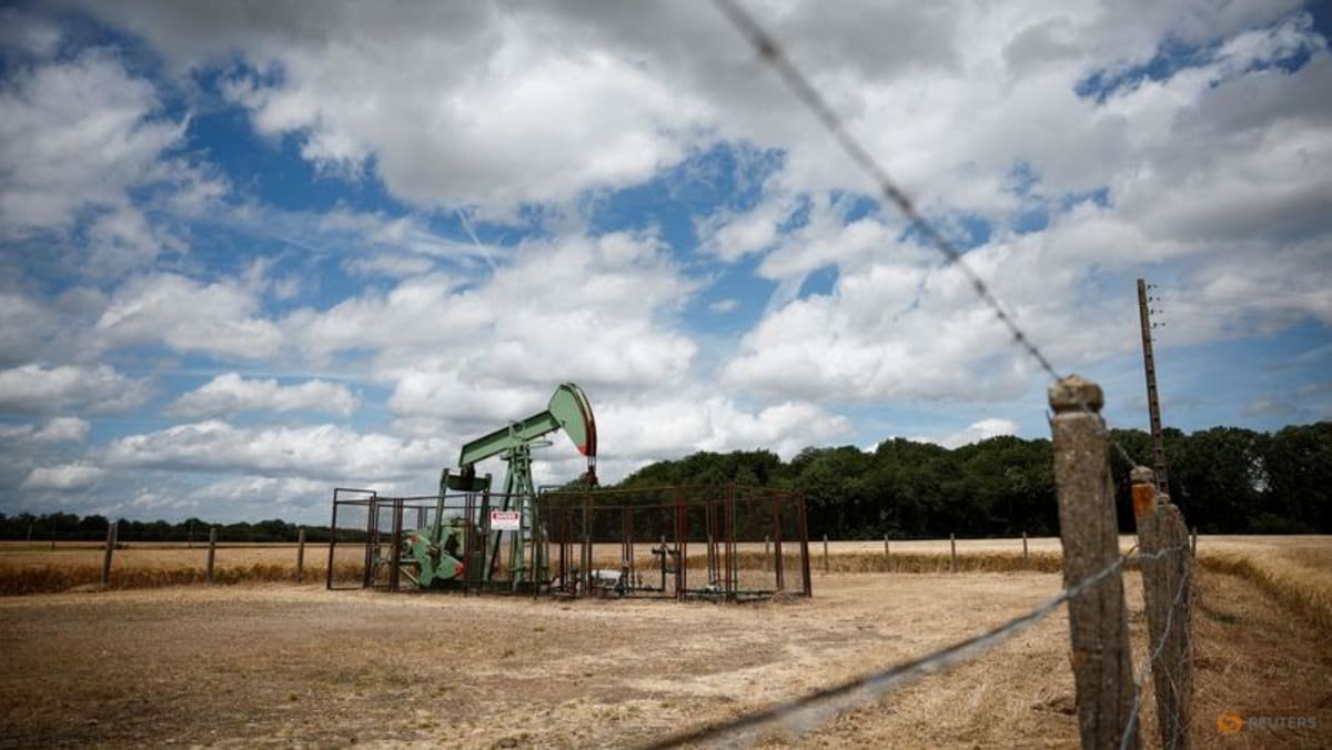 oil-set-for-biggest-weekly-drop-since-october-on-tariff-uncertainty,-supply-gains