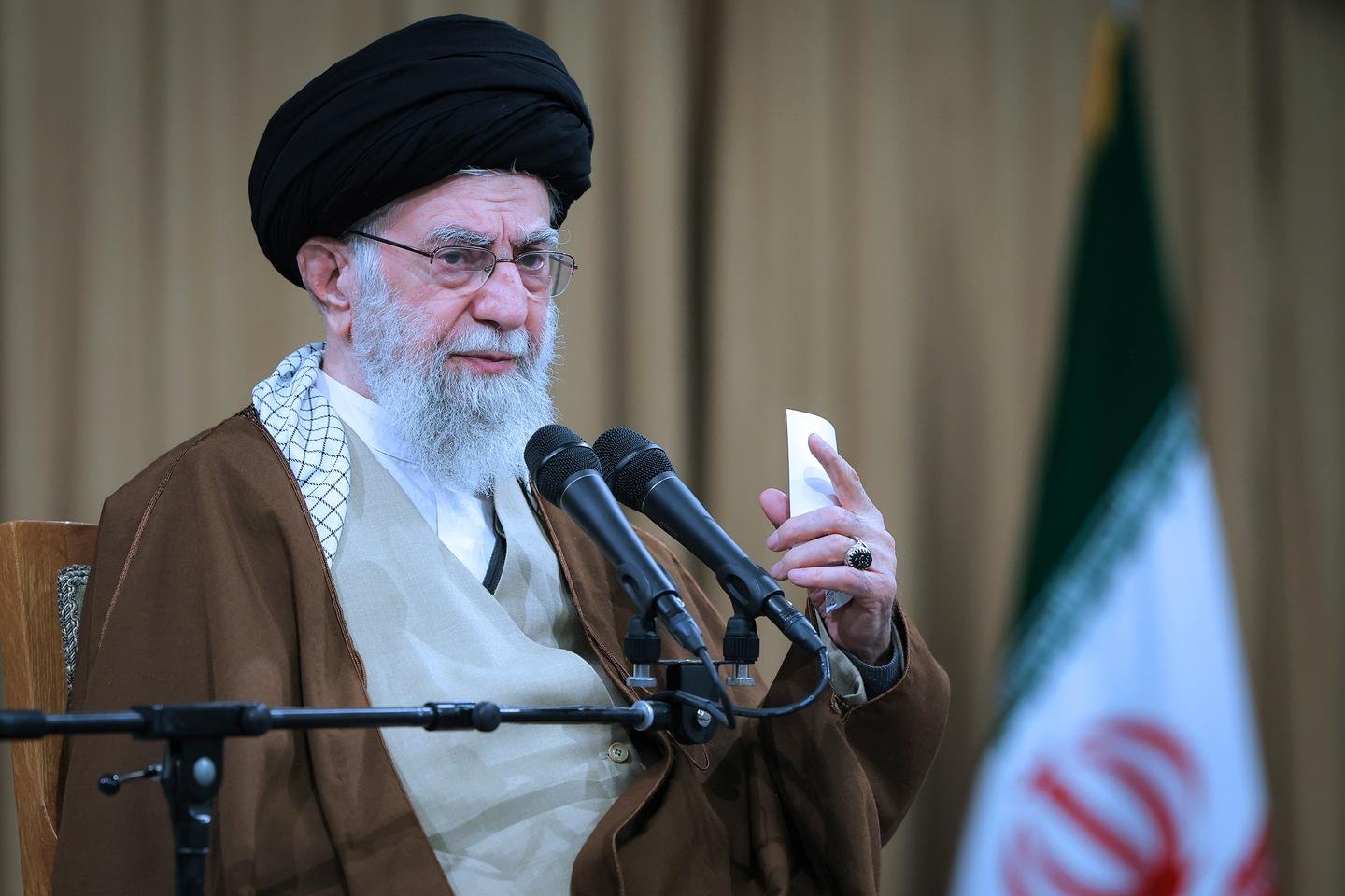 trump-invites-iran-leader-to-nuclear-talks-–-or-else
