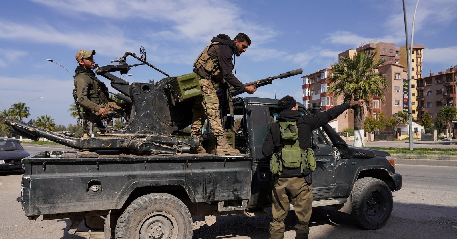 scores-killed-as-syrian-forces-seek-to-crush-alawite-insurgency