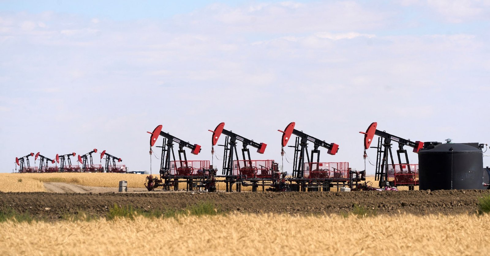 oil-prices-climb,-but-recession-fears-and-tariffs-limit-gains