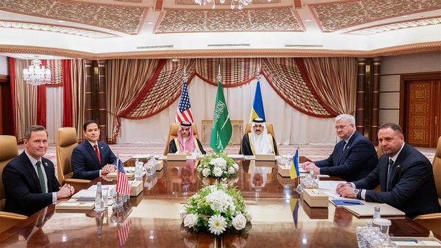 ukraine-accepts-us-ceasefire-proposal,-russia-strikes-zelensky’s-hometown