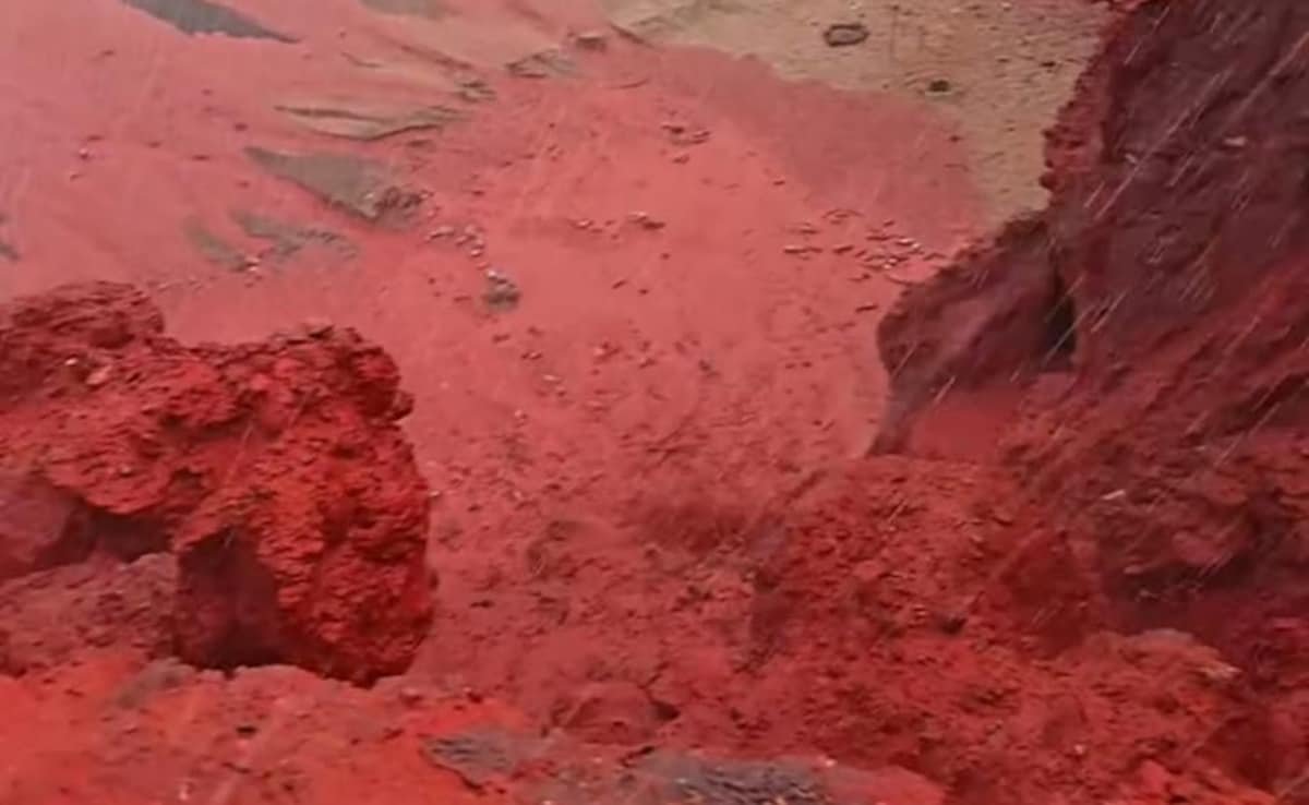 viral:-iran’s-mysterious-red-beach-where-rain-transforms-the-shoreline-blood-red