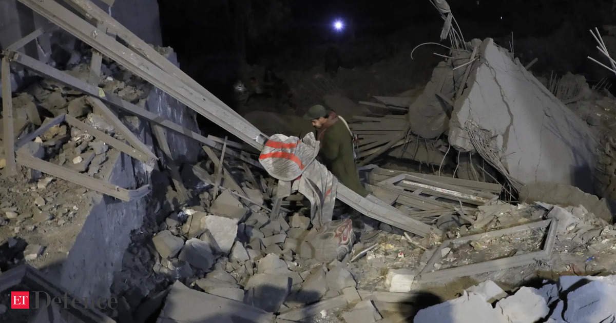 us-airstrikes-targeting-yemen’s-houthi-rebels-kill-at-least-1-person,-wounds-others,-group-says