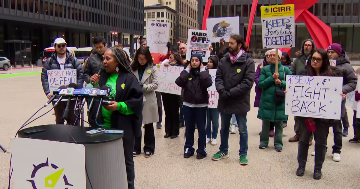 chicago-immigrant-rights-groups-rally-against-possible-new-travel-ban