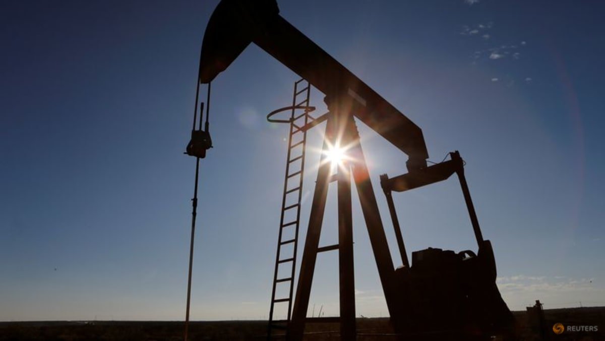 oil-falls-nearly-3%-on-signs-of-progress-in-us-iran-talks,-demand-fears